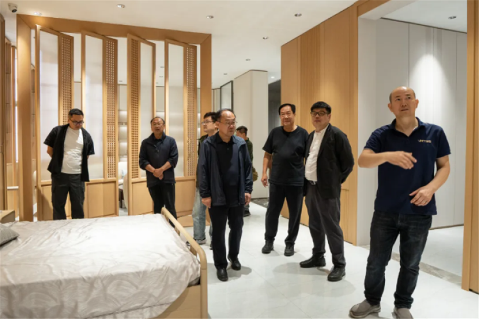 山东省家具协会携山东工艺美院领导莅临万家园专题调研